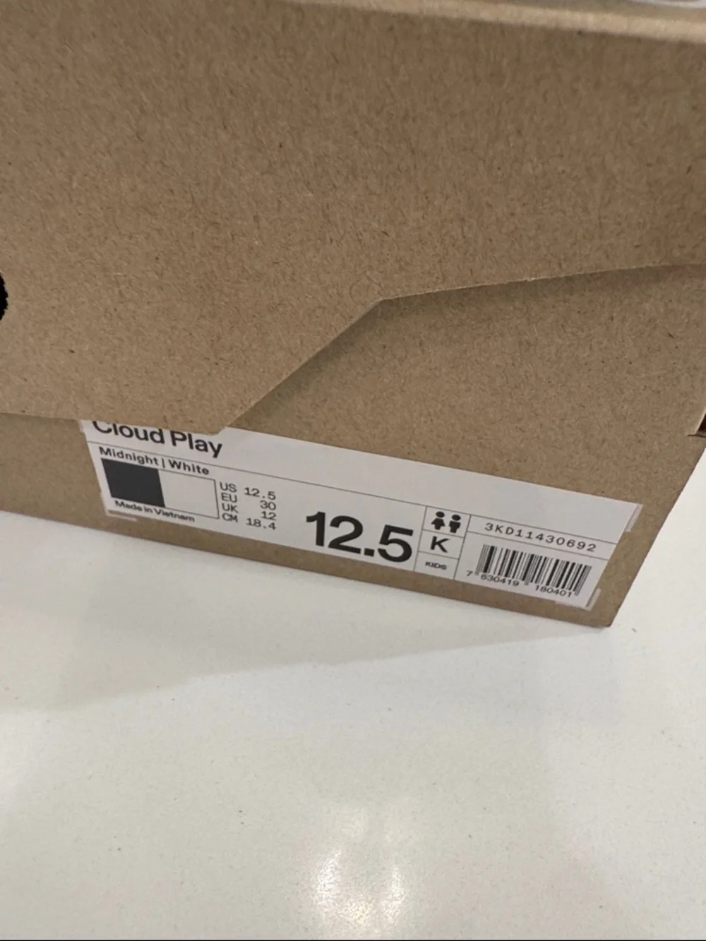 On Running Cloud Play sneakers (Little Kid) Color: MIDNIGHT/WHITE size 12.5 - Picture 3 of 12